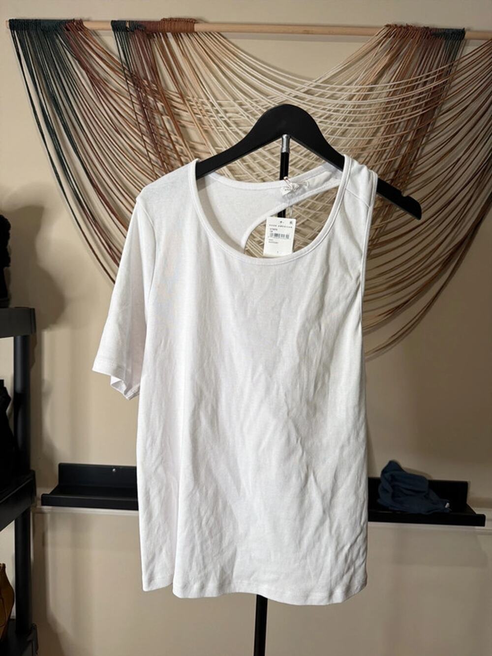 Good American organic cut and blend cut out back T-shirt. NWT. 7 2964.